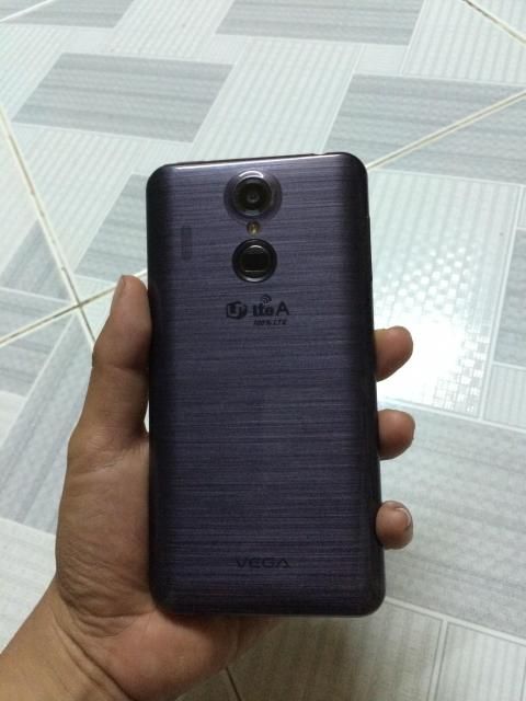 Cần bán 1 em sky a900 màu đen fullbox,1em iphone 4s màu trắng - 3