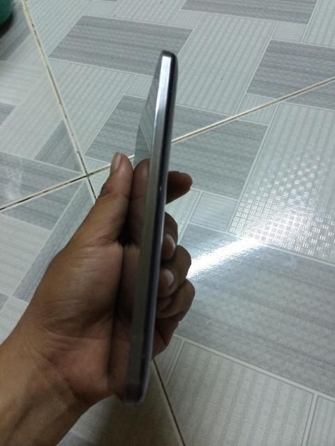 Cần bán 1 em sky a900 màu đen fullbox,1em iphone 4s màu trắng - 1