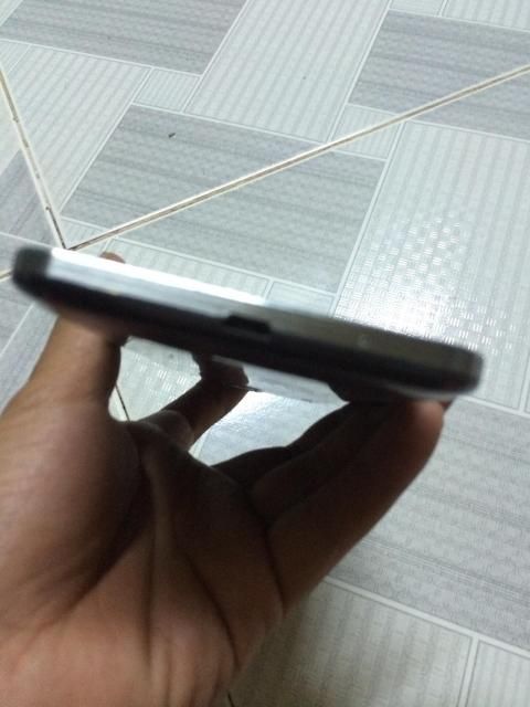 Cần bán 1 em sky a900 màu đen fullbox,1em iphone 4s màu trắng - 4