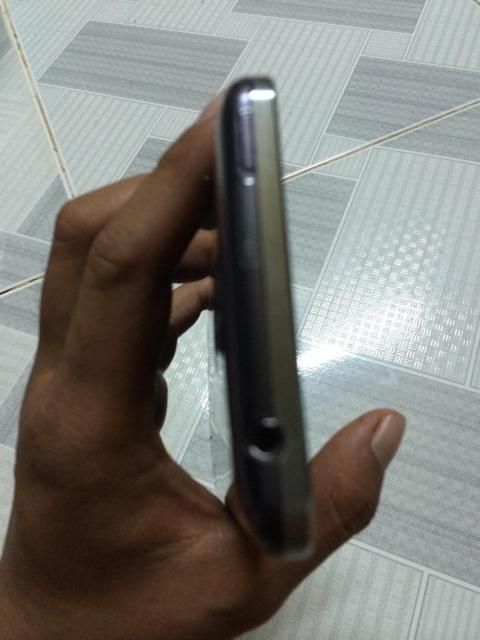 Cần bán 1 em sky a900 màu đen fullbox,1em iphone 4s màu trắng - 2