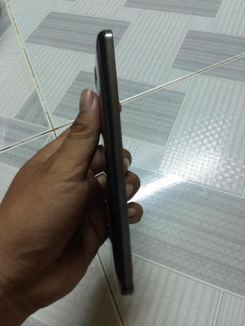 Cần bán 1 em sky a900 màu đen fullbox,1em iphone 4s màu trắng